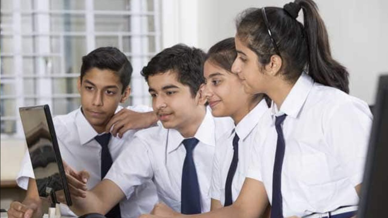 CBSE Board: సీబీఎస్ఈ బోర్డు సంచలన నిర్ణయం.. ఇక నుంచి పది పరీక్షలను..!