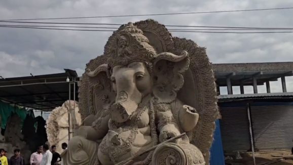 Electric shock: వినాయక విగ్రహం తరలిస్తుండగా కరెంట్ షాక్.. ఇద్దరు మృతి.. మరో 9 మంది?