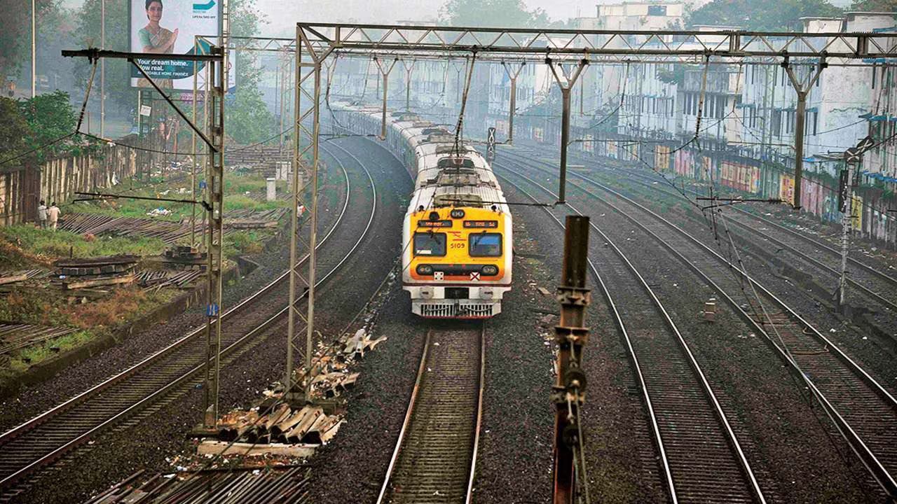 Local Trains: ఏఐ సీసీ కెమెరాలు, వాయిస్ మానిటరింగ్.. లోకల్ రైళ్లలో భద్రత మరింత పెంపు!