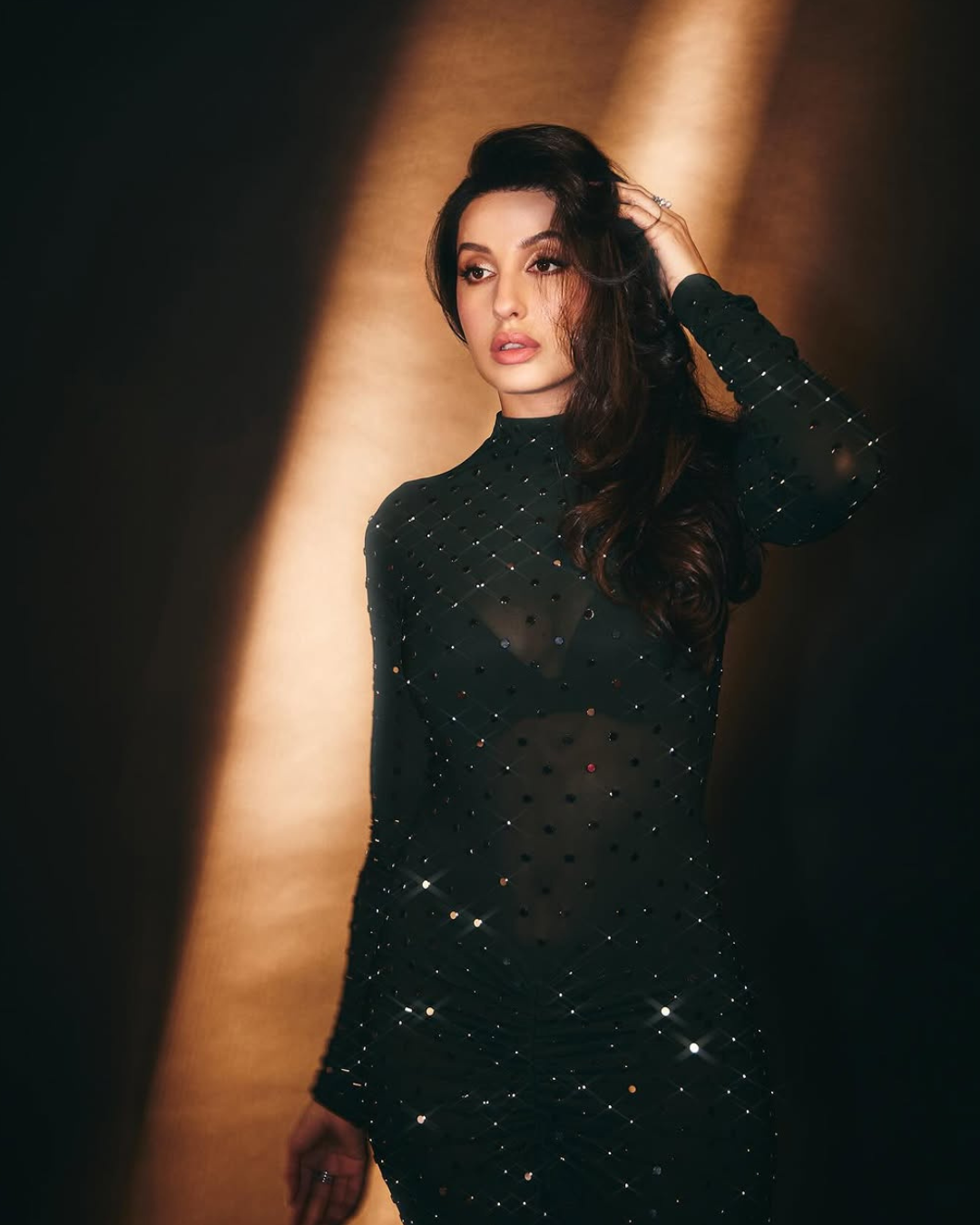 NoraFatehi : గ్లామర్ క్వీన్ లాగా నోరా.. ఇదేం అరాచకం మామా.. కష్టమే..