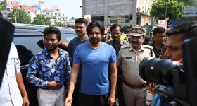 Pawan Kalyan: సెలూన్ ప్రారంభించిన డిప్యూటీ సీఎం పవన్.. ఇలా వెళ్ళడం ఏంటయ్యా?