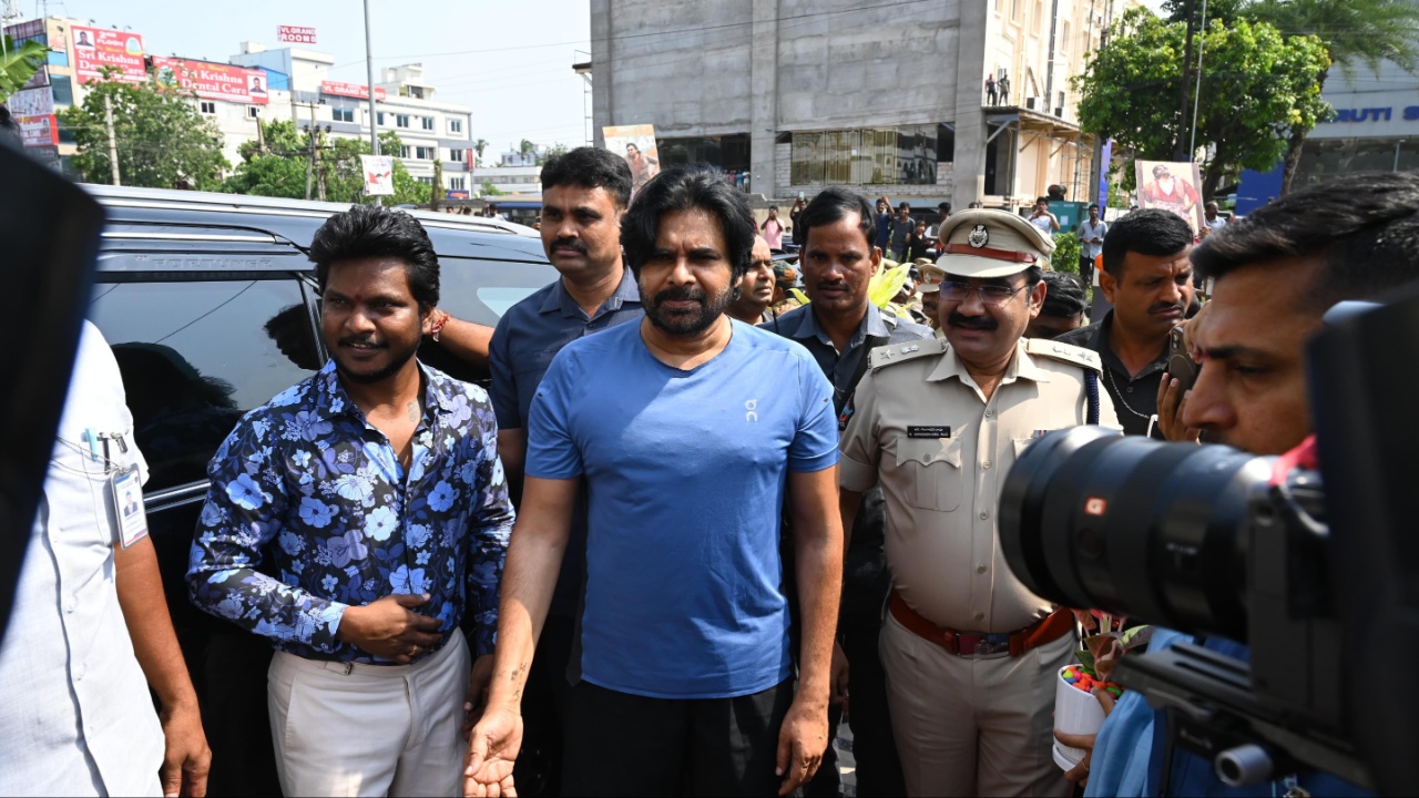 Pawan Kalyan: సెలూన్ ప్రారంభించిన డిప్యూటీ సీఎం పవన్.. ఇలా వెళ్ళడం ఏంటయ్యా?