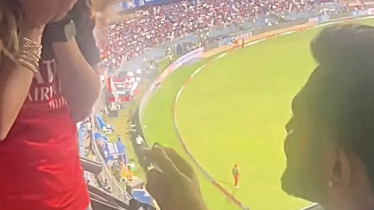 RCB Fan Girl : గ్రౌండ్ లోనే RCB లేడీకి ప్రపోజ్.. వీడియో చూస్తే పిచ్చెక్కి పోవాల్సిందే