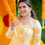 Sravanthi Chokarapu : పూల మధ్యలో మెరిసిపోతున్న స్రవంతి.. స్టైల్ అదిరింది..