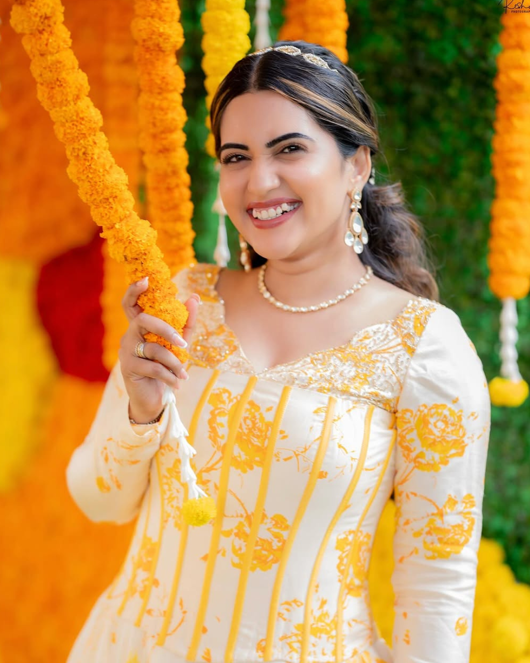 Sravanthi Chokarapu : పూల మధ్యలో మెరిసిపోతున్న స్రవంతి.. స్టైల్ అదిరింది..