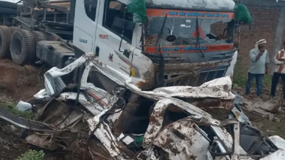 Road Accident: ఘోర రోడ్డు ప్రమాదం.. స్పాట్ లోనే 9 మంది మృతి