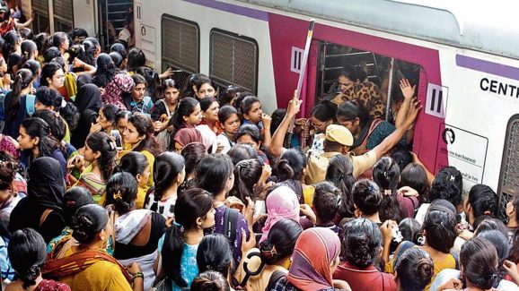 Train Accident: లోకల్ ట్రైన్ నుంచి జారి పడి.. ఐదుగురు మృతి