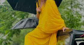 Rashmi Gautam: వాన చినుకులకు తడిసి ముద్దవుతున్న రష్మీ.. ఆ సోయగాలతో..