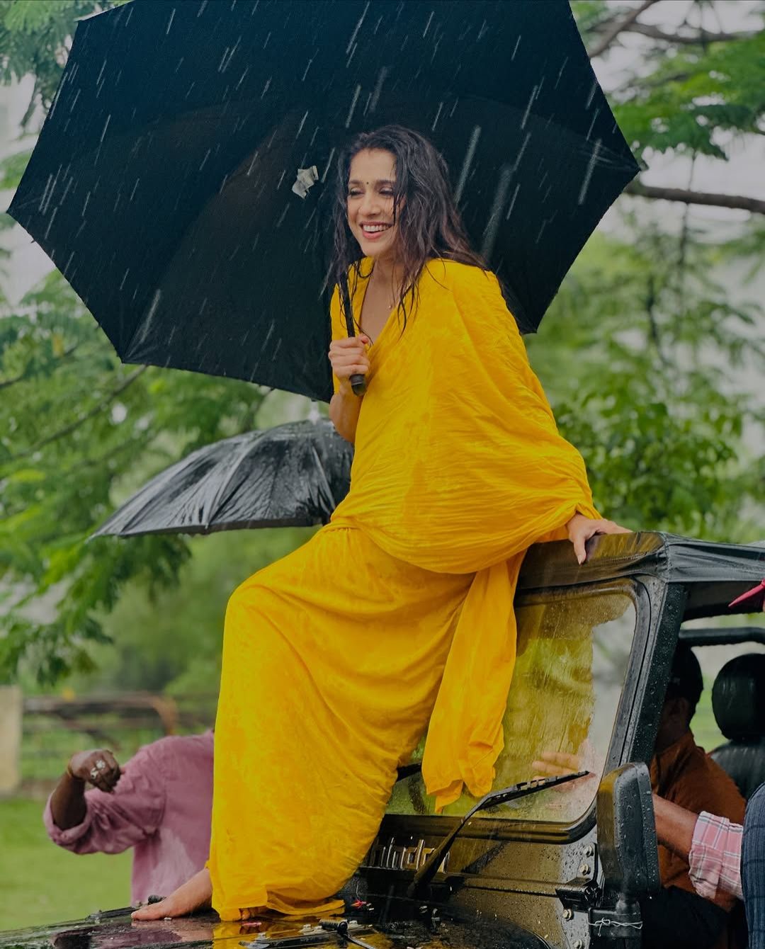 Rashmi Gautam: వాన చినుకులకు తడిసి ముద్దవుతున్న రష్మీ.. ఆ సోయగాలతో..