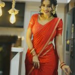 Shobha Shetty: రెడ్ శారీలో మతులు పోగొడుతున్న బిగ్ బాస్ బ్యూటీ..నడుము మడతలు చూపిస్తూ!
