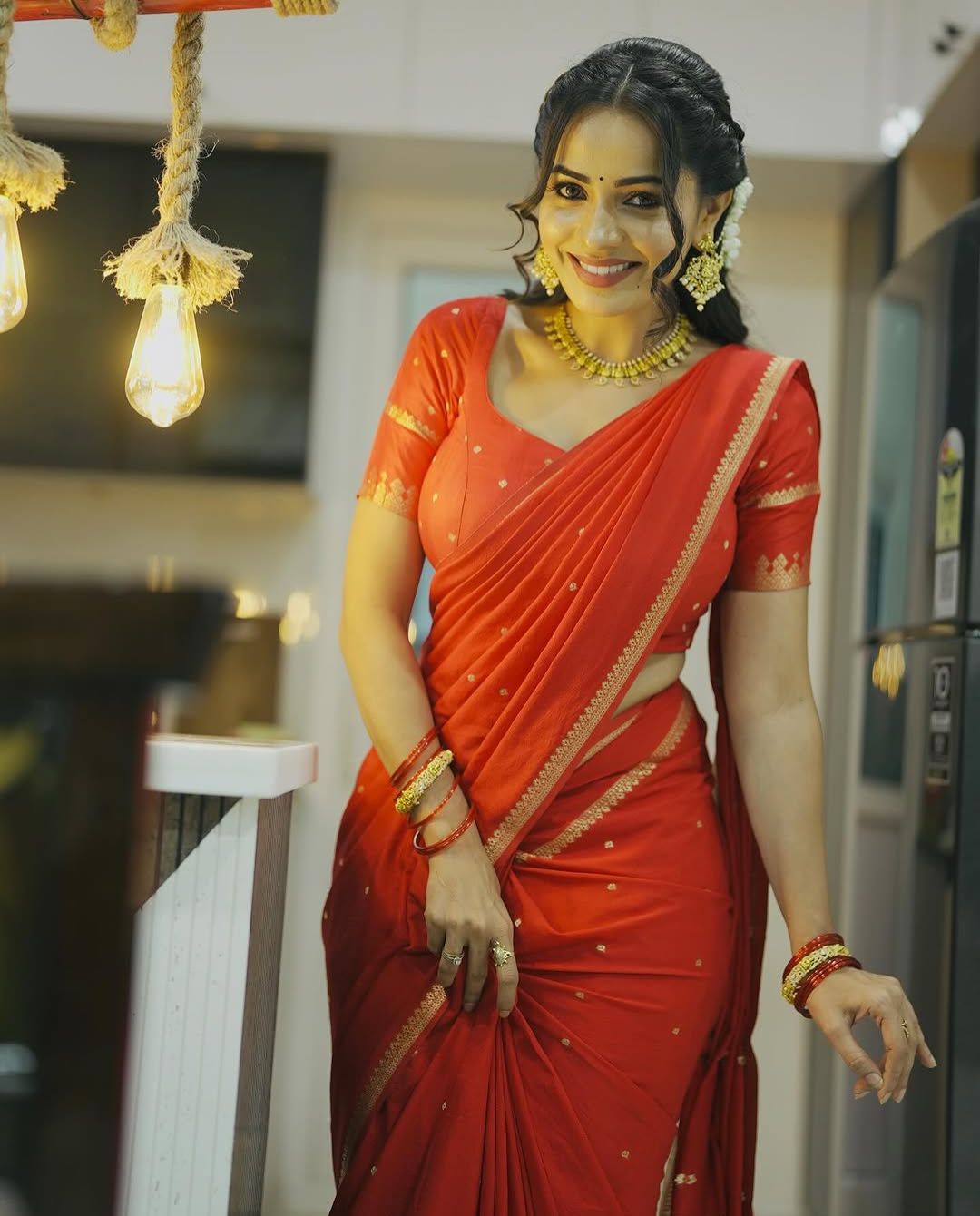 Shobha Shetty: రెడ్ శారీలో మతులు పోగొడుతున్న బిగ్ బాస్ బ్యూటీ..నడుము మడతలు చూపిస్తూ!