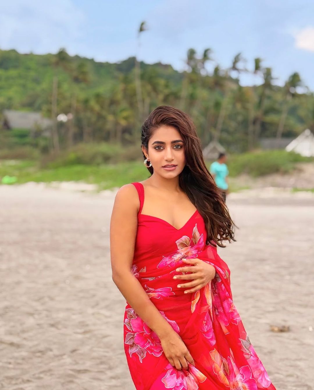 Nayani Pavani: రెడ్ సారీలో ఘాటు మిర్చీలా సెగలు పుట్టిస్తున్న బిగ్ బాస్ బ్యూటీ!