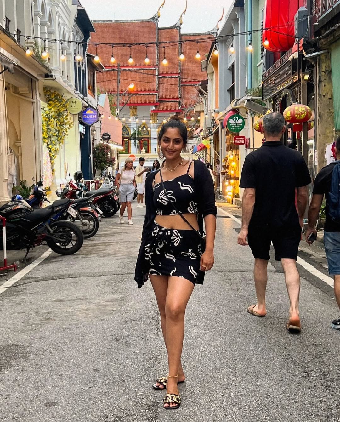 Reba Monica John: థాయిలాండ్ వీధుల్లో సందడి చేస్తున్న రెబా.. ఆ గ్లామర్ చూసారా?