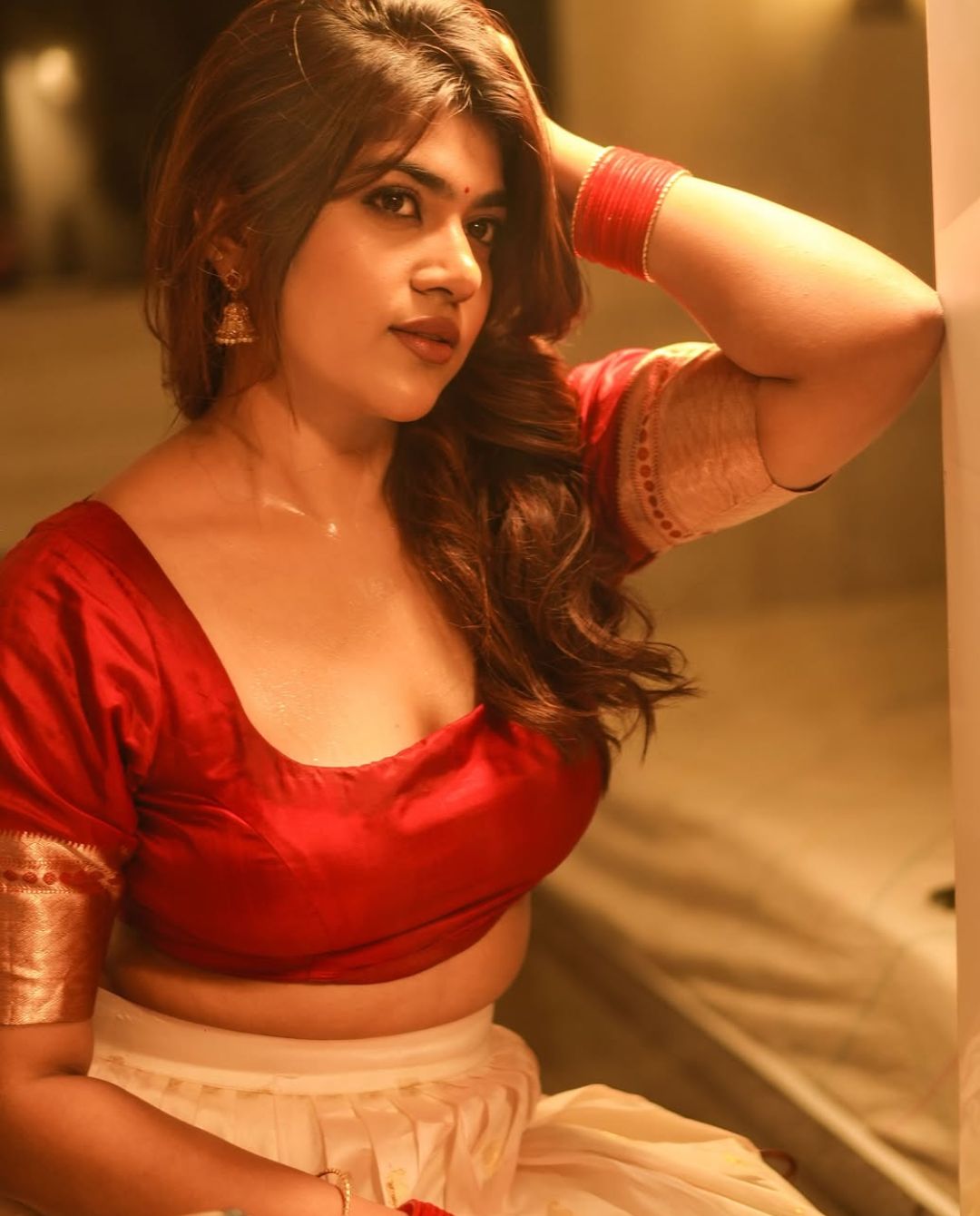 Ritu Chowdary: పైట లేకుండా ఆ ఫొటోలేంటి రీతూ.. కుర్రాళ్లు ఏమైపోవాలి?