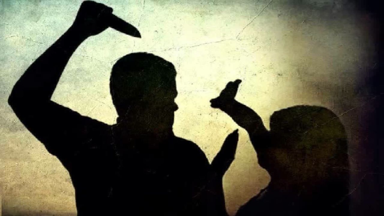 Hyderabad : తన భార్య అనుకుని.. పక్కింటావిడను కత్తితో పొడిచేసిన తాగుబోతు..