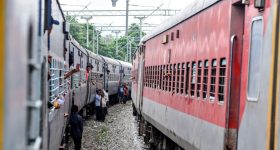 Robbery in Train: దురంతో ఎక్స్‌ప్రెస్‌లో దోపిడి.. రైలు అక్కడికి చేరగానే.. పక్కా ప్లాన్‌తో..