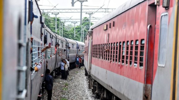 Robbery in Train: దురంతో ఎక్స్ప్రెస్లో దోపిడి.. రైలు అక్కడికి చేరగానే.. పక్కా ప్లాన్తో.. Robbery in Train: దురంతో ఎక్స్ప్రెస్లో దోపిడి.. రైలు అక్కడికి చేరగానే.. పక్కా ప్లాన్తో..