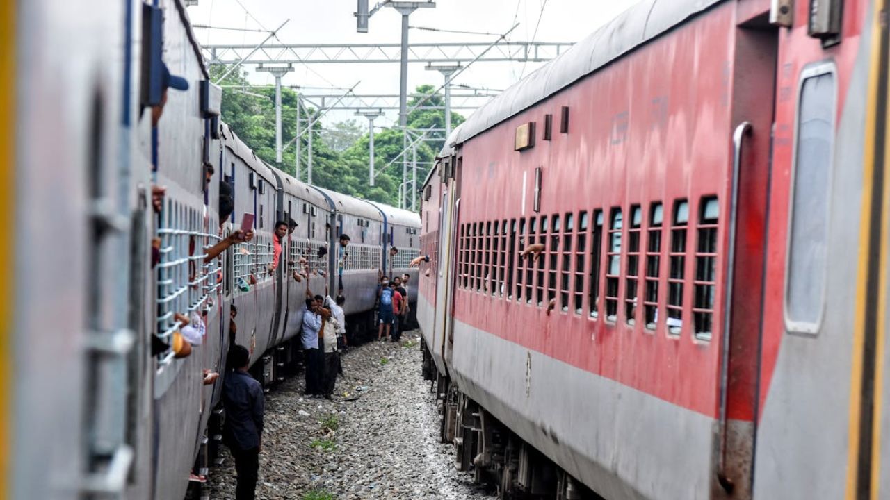 Robbery in Train: దురంతో ఎక్స్‌ప్రెస్‌లో దోపిడి.. రైలు అక్కడికి చేరగానే.. పక్కా ప్లాన్‌తో..