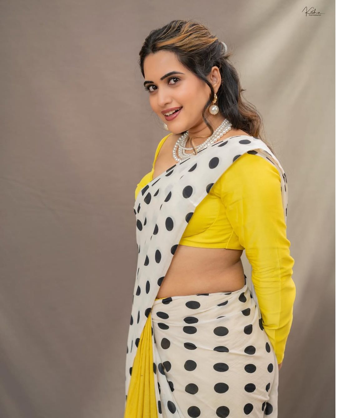 Sravanthi Chokkarapu: చుక్కల చీరలో స్రవంతి చొక్కారపు.. చూపులతోనే చుక్కలు చూపిస్తోందిగా!