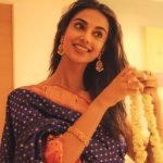 Meenakshi Chaudhary: చీరకట్టి.. కొప్పున మల్లెలెట్టి.. ఎదురుచూస్తున్న మీనూ.. ఎవరికోసం?