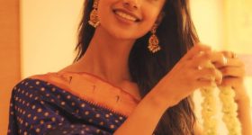 Meenakshi Chaudhary: చీరకట్టి.. కొప్పున మల్లెలెట్టి.. ఎదురుచూస్తున్న మీనూ.. ఎవరికోసం?