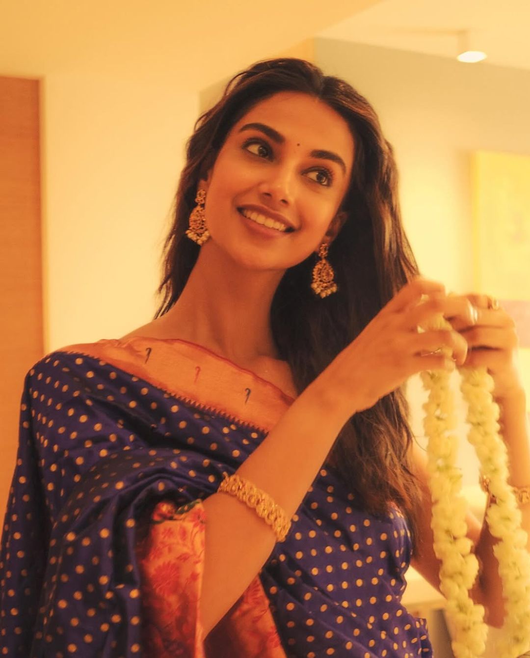 Meenakshi Chaudhary: చీరకట్టి.. కొప్పున మల్లెలెట్టి.. ఎదురుచూస్తున్న మీనూ.. ఎవరికోసం?