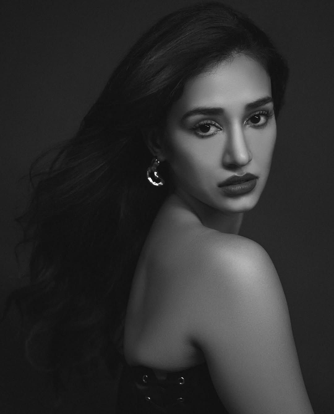 Disha Patani: బ్లాక్ డ్రెస్ లో మరింత డోస్ పెంచిన దిశా.. ఫొటోస్ వైరల్!