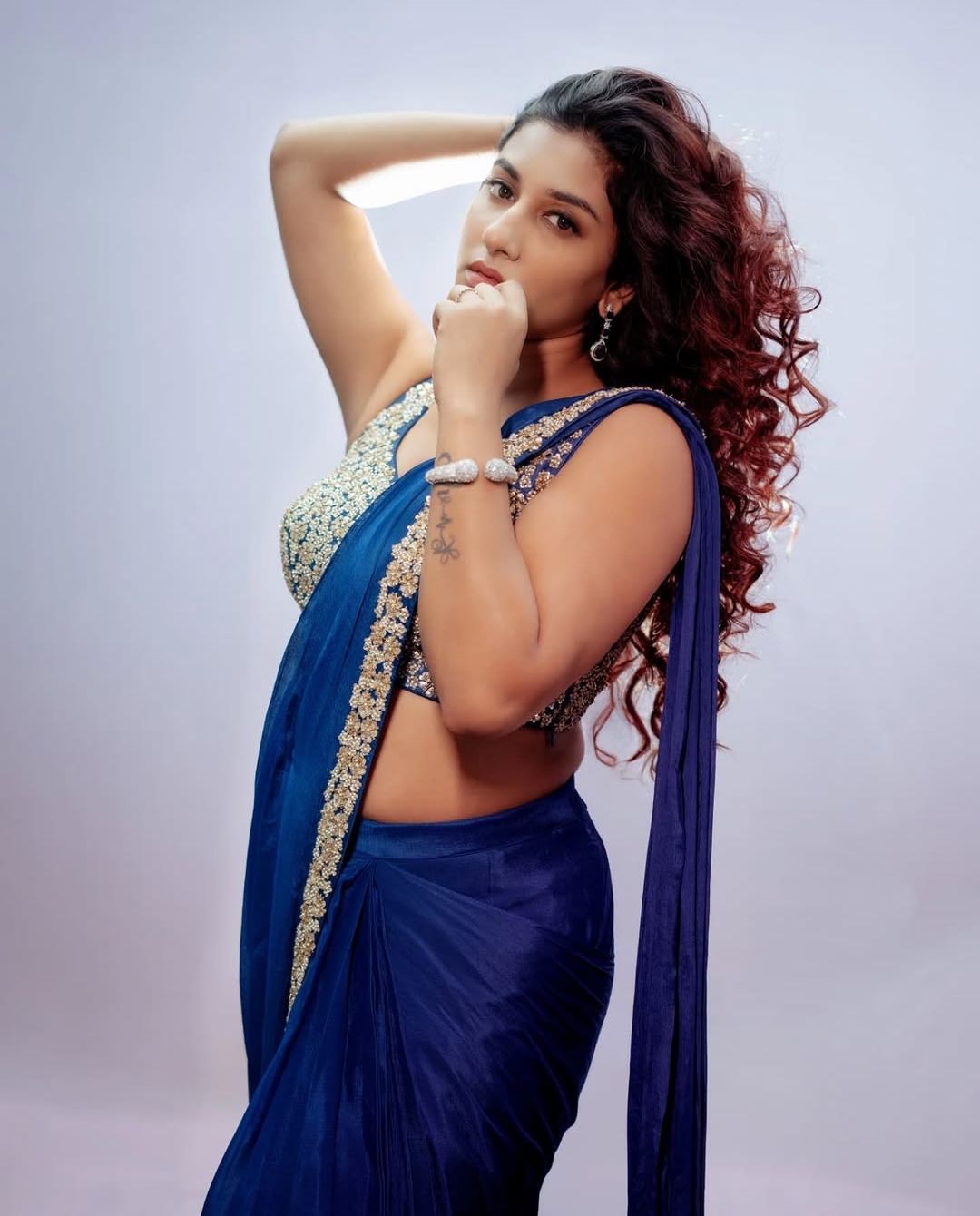 Vishnu Priya: చీరలో విష్ణు ప్రియ అందాల జాతర.. కుర్రకారు గుండెలు రప్పా రప్పా!