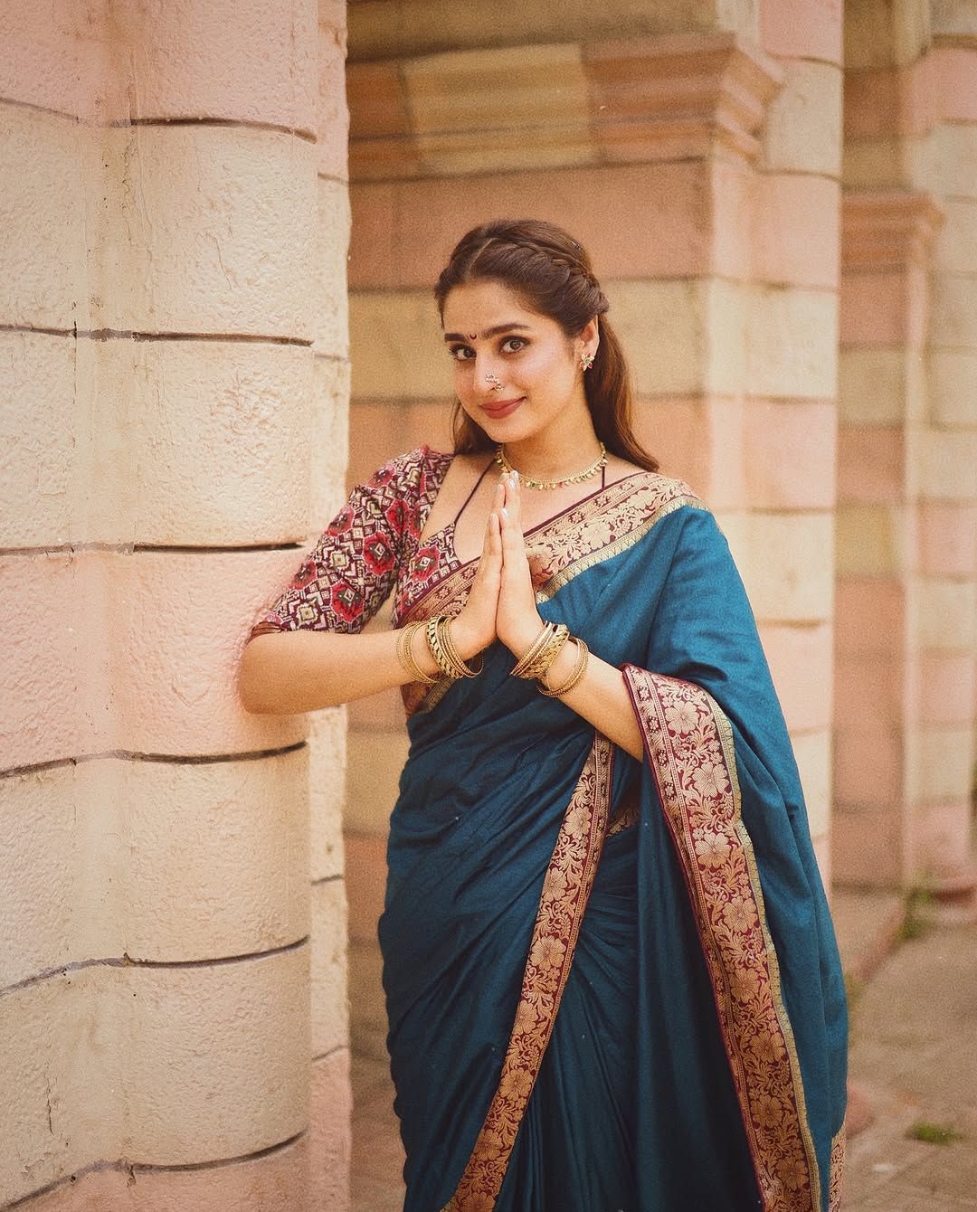 Ayesha Khan: చీరకే అందాన్ని తెచ్చావుగా అయేషా.. ప్రేమలో పడిపోవడం పక్కా!