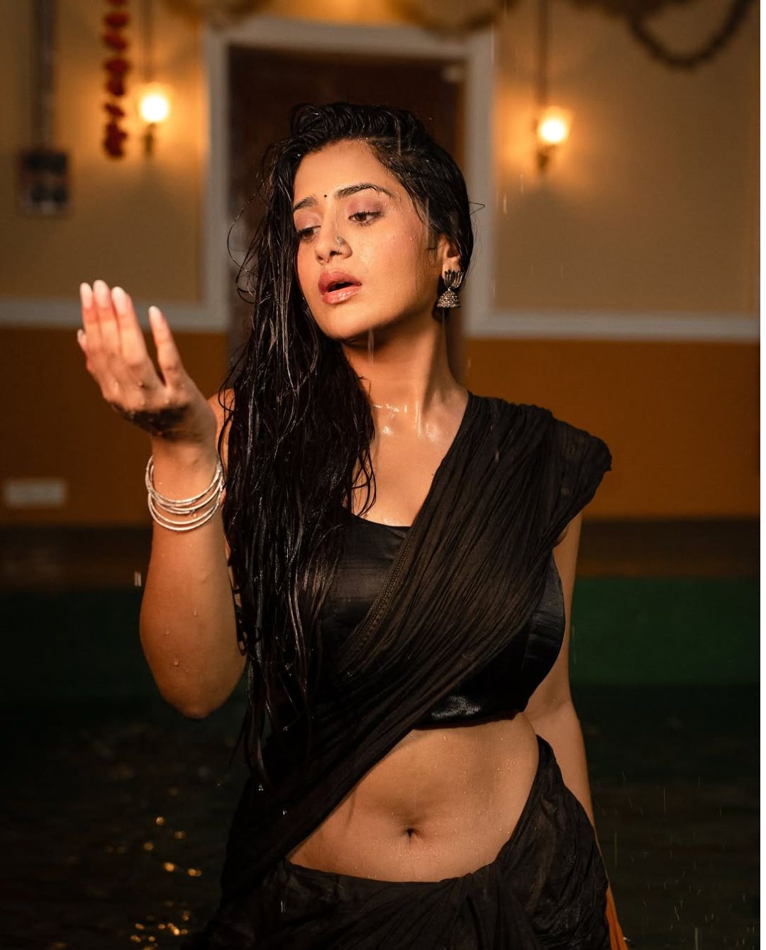 Raashi Singh: తడి అందాలతో చెమటలు పట్టిస్తున్న రాశి సింగ్.. నాభికే ఉక్కిరి బిక్కిరి అవుతూ!