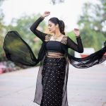 Sreemukhi: బ్లాక్ అవుట్ ఫిట్ లో నడుము అందాలు హైలెట్ చేస్తున్న శ్రీముఖి!