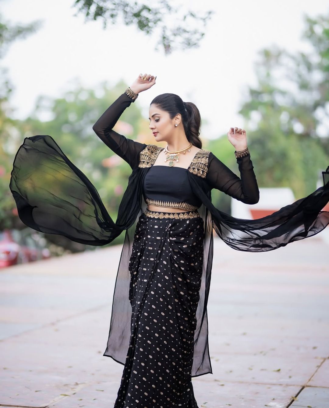 Sreemukhi: బ్లాక్ అవుట్ ఫిట్ లో నడుము అందాలు హైలెట్ చేస్తున్న శ్రీముఖి!
