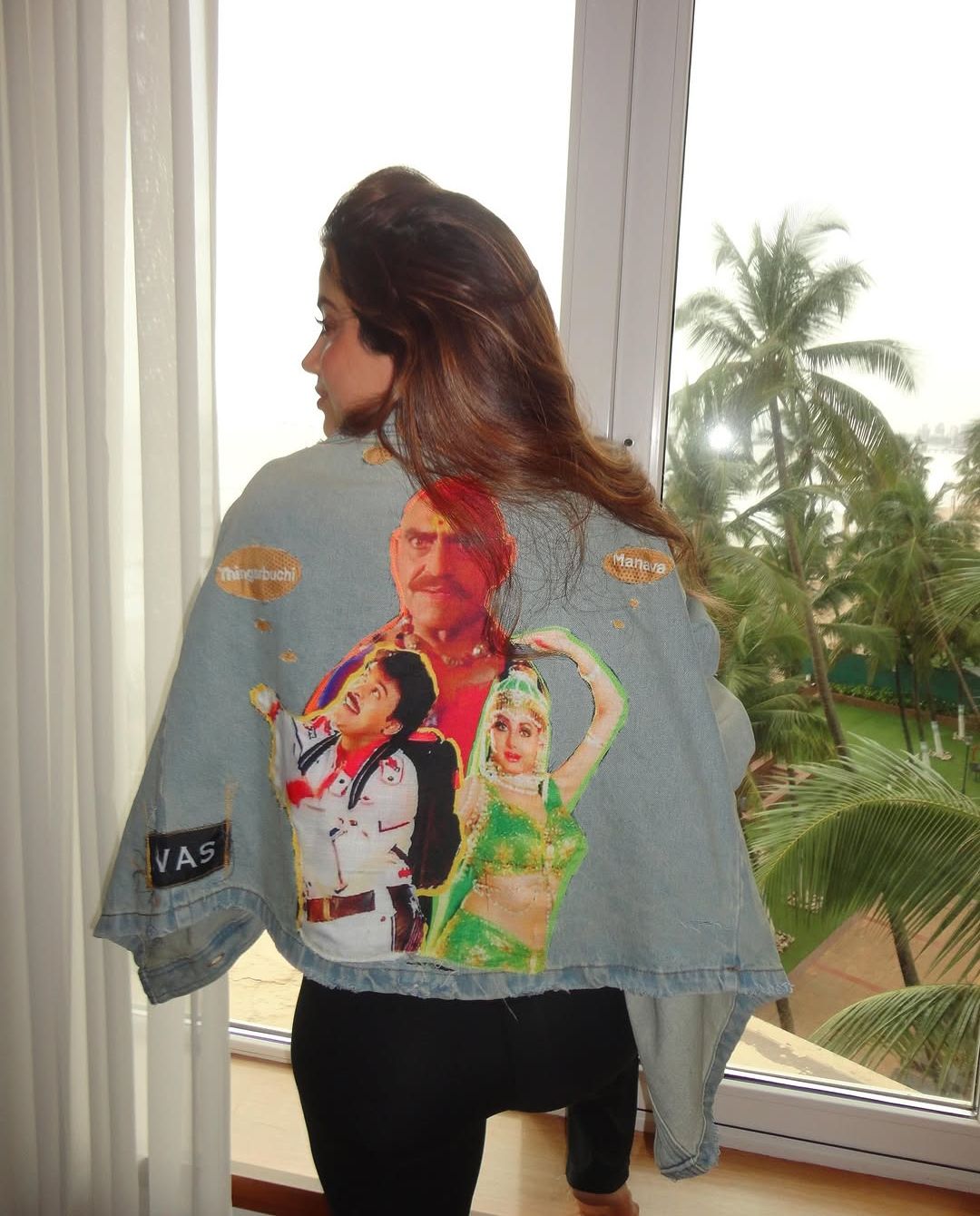 Janhvi Kapoor: జాన్వీ జాకెట్‌పై.. ‘జగదీక వీరుడు.. అతిలోక సుందరి’!