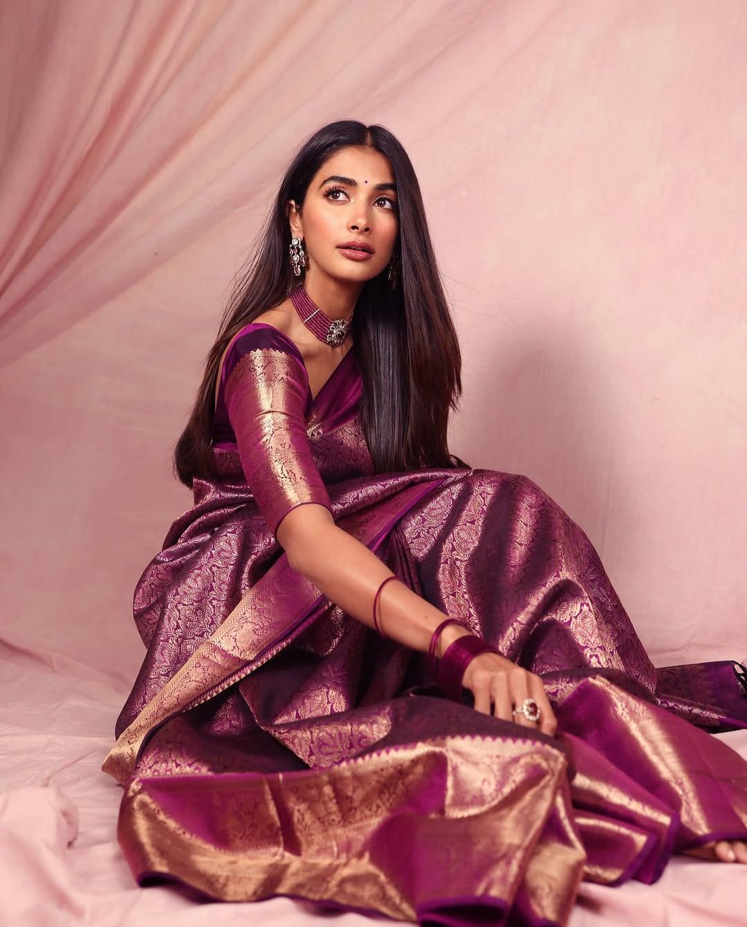 Pooja Hegde: పట్టుచీరలో తళుక్కుమన్న పూజా హెగ్డే.. దేనికోసం మేడమ్!