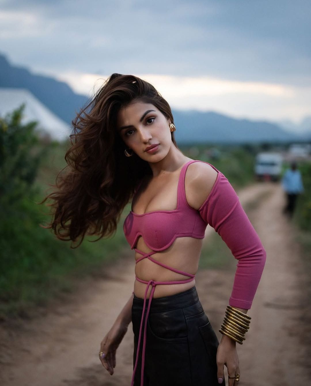 Rhea Chakraborty: గ్లామర్ తో కాకరేపుతున్న సుశాంత్ గర్ల్ ఫ్రెండ్.. దారిలో అడ్డంగా..!