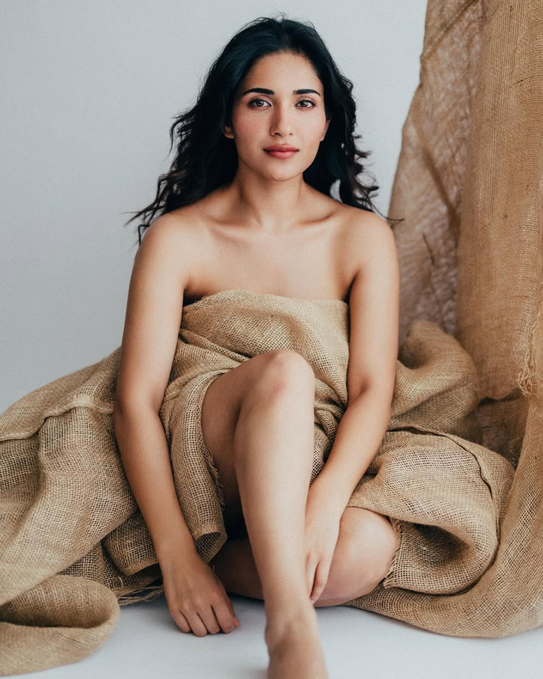  Ruhani Sharma : అన్నీ విప్పేసి.. గోనె సంచి కప్పుకుని.. రుహానీ శర్మ అరాచకం