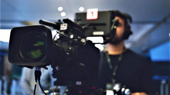 Film industry: మీకు స్టార్ స్టేటస్ కావాలా? అయితే ఈ డైరెక్టర్ చేతిలో చెంప దెబ్బ తినండి చాలు! మీకు స్టార్ స్టేటస్ కావాలా? అయితే ఈ డైరెక్టర్ చేతిలో చెంప దెబ్బ తినండి చాలు!