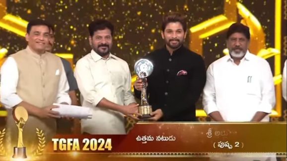Gaddar Film Awards : సీఎం రేవంత్ రెడ్డి చేతులమీదుగా అవార్డ్ అందుకున్న బన్నీ… ఈ రియాక్షన్ చూశారా ?