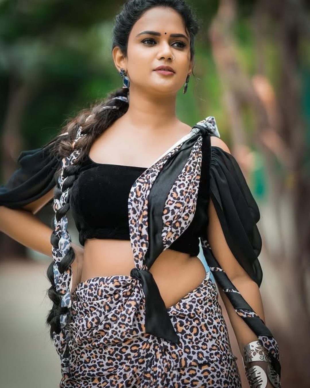 Ariana Glory : నల్లంచు చీరలో అరియనా అరాచకం.. అబ్బా ఏంది మామ ఈ స్టిల్స్…