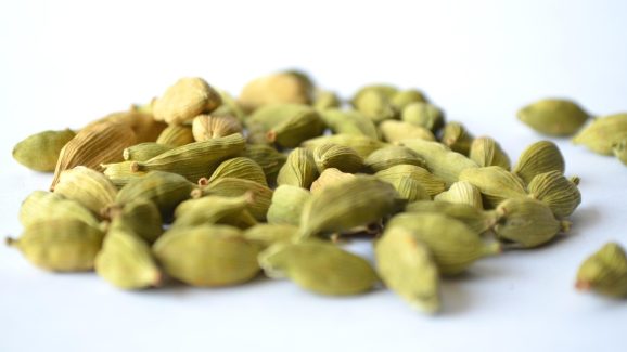 Cardamom: వారం రోజులపాటు రోజుకో పచ్చి యాలకులు తినండి, మీలో ఉన్న ఈ సమస్యలన్నీ పోతాయి