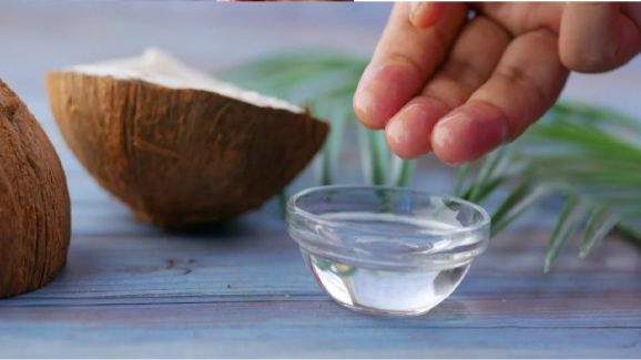 Coconut oil: జుట్టు అధికంగా రాలిపోతూ బట్టతల వచ్చేలా కనిపిస్తోందా? కొబ్బరి నూనెను ఇలా వాడండి, జుట్టు తిరిగి పెరుగుతుంది