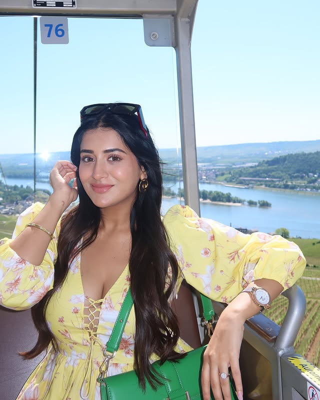 Raashi Singh photo Gallery