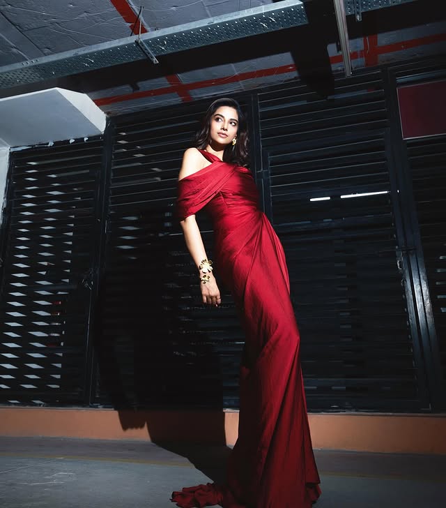 Meenakshi Chaudhary Photo Gallery