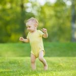 Barefoot walking: మీ పిల్లలకు సాక్సులు, షూలు వేస్తున్నారా? అయితే ఈ బెనిఫిట్స్ అన్నీ మాయం..