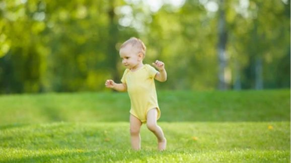 Barefoot walking: మీ పిల్లలకు సాక్సులు, షూలు వేస్తున్నారా? అయితే ఈ బెనిఫిట్స్ అన్నీ మాయం..