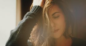 Black Hair: అర్జెంటుగా బయటికి వెళుతున్నారా? మీ తెల్ల జుట్టును ఐదు నిమిషాల్లో ఇలా నల్లగా మార్చేయండి