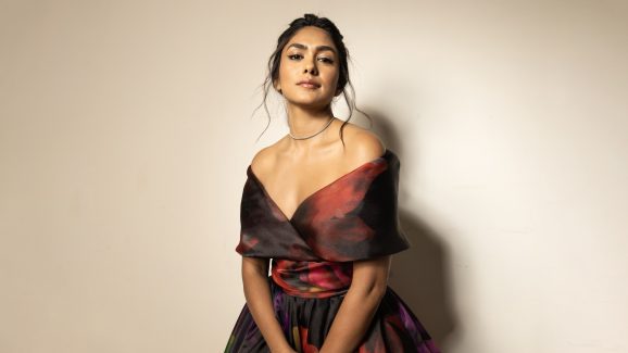 Mrunal Thakur: అతడినే నమ్ముకున్న మృణాల్.. ఏం చేస్తాడో..?