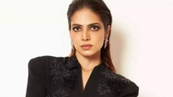 Malavika Mohanan: నెటిజన్ గూబ గుయ్యిమనిపించిన మాళవిక.. అసలేం జరిగిందంటే..?