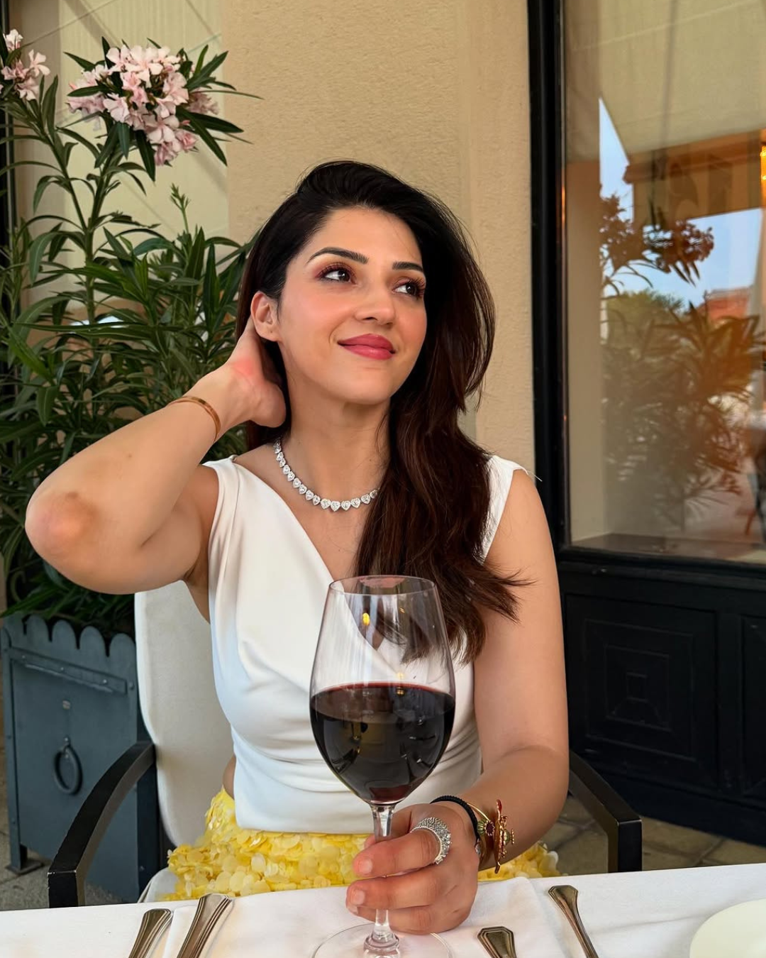 Mehareen Pirzada : చేతిలో వైన్ గ్లాస్ పట్టుకొని మెహ్రీన్ కొంటె పోజులు.. బాపురే టూ మచ్..