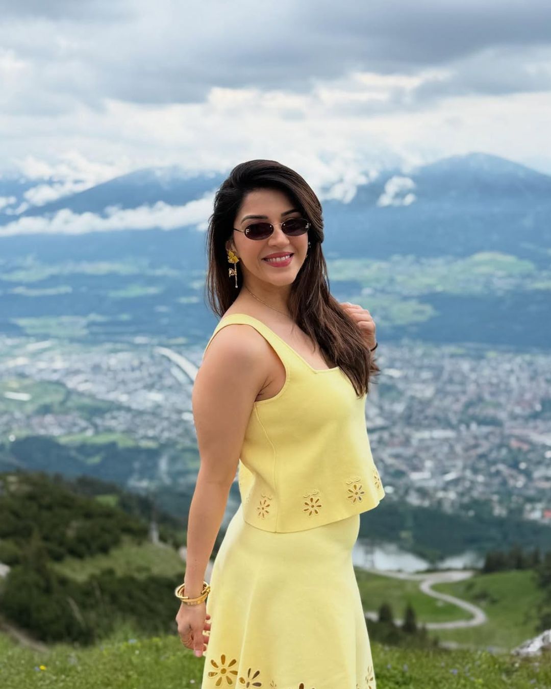 Mehareen Pirzada : యెల్లో డ్రెస్ లో స్టైలిష్ గాగుల్స్ పెట్టి కేక పెట్టిస్తున్న హనీ పాప..